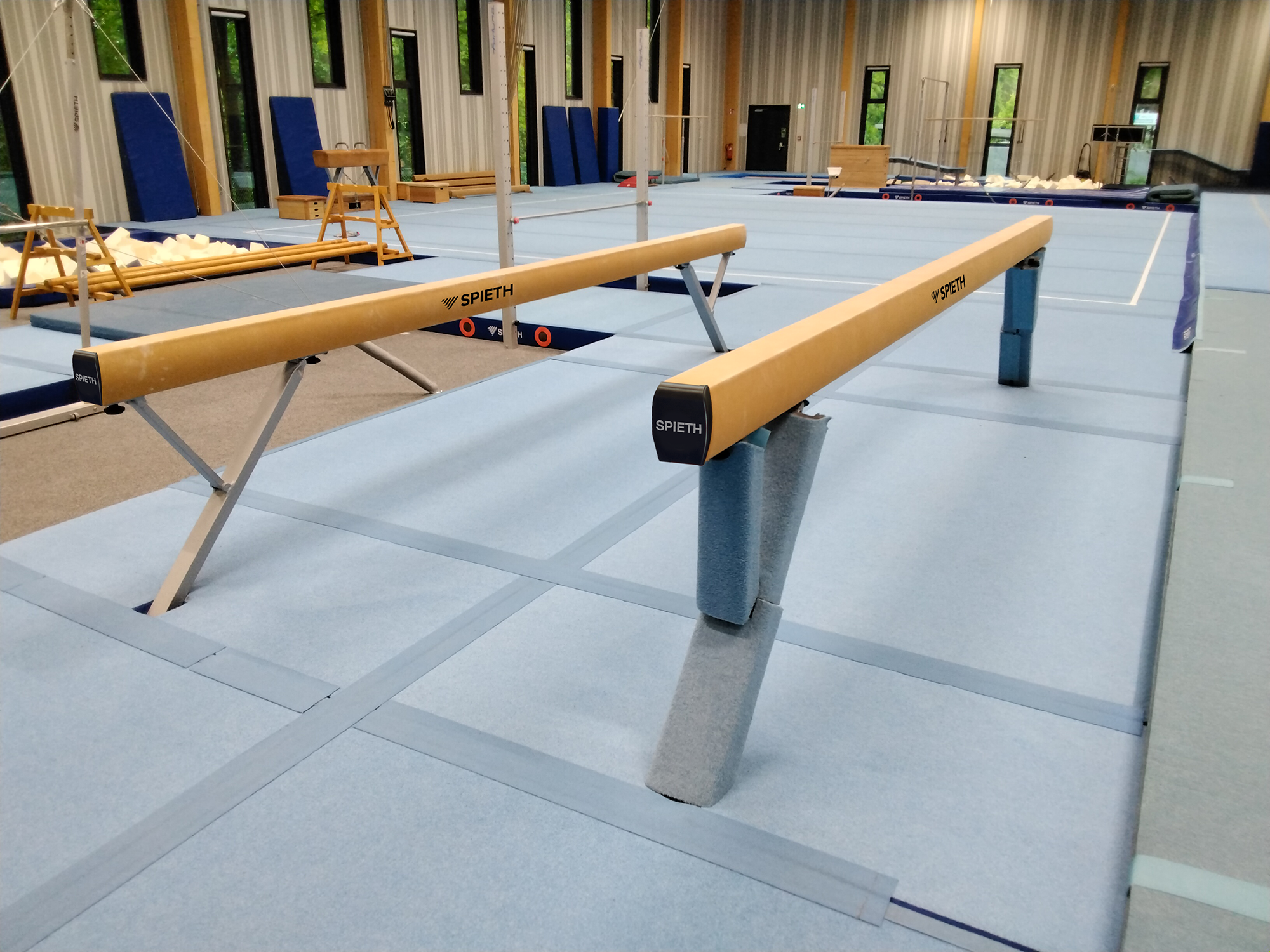 Niedersprungmatte 1x2 m mit Ausschnitt für Schwebebalken
